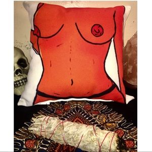 “Titties” pillow by @eye.wtrr